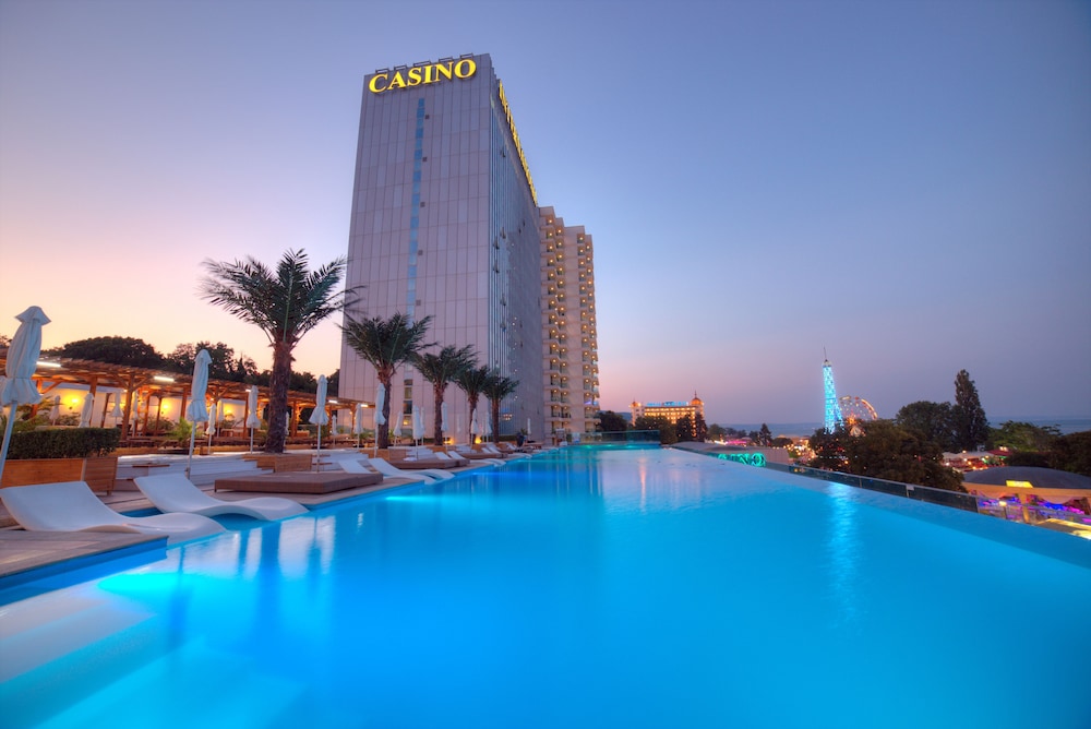INTERNATIONAL Hotel Casino & Tower Suites — Swimming pool in Golden Sands, Varna Region