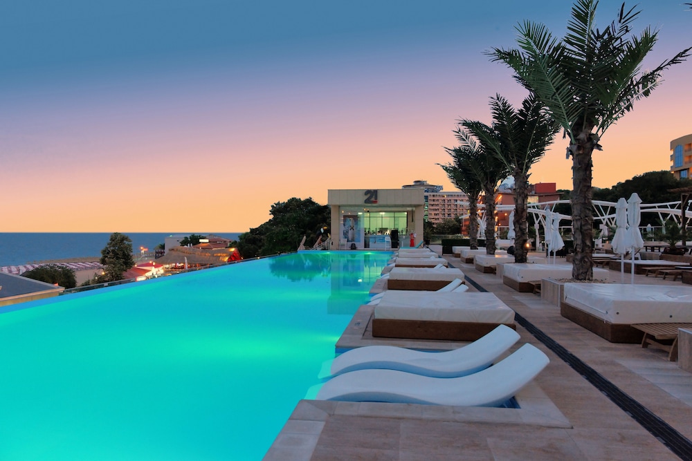 INTERNATIONAL Hotel Casino & Tower Suites — Swimming pool in Golden Sands, Varna Region