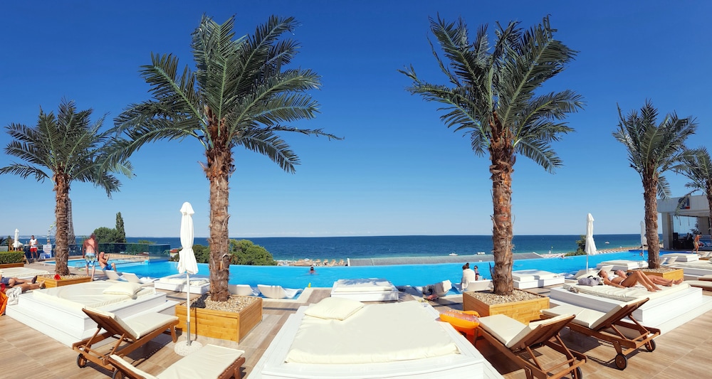 INTERNATIONAL Hotel Casino & Tower Suites — Beach in Golden Sands, Varna Region