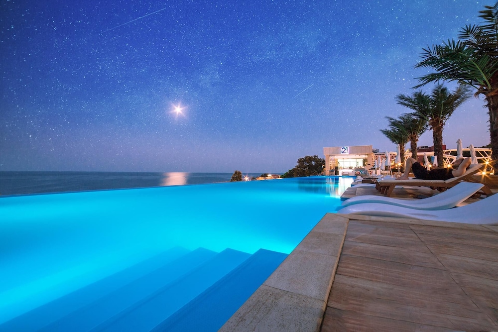 INTERNATIONAL Hotel Casino & Tower Suites — Swimming pool in Golden Sands, Varna Region