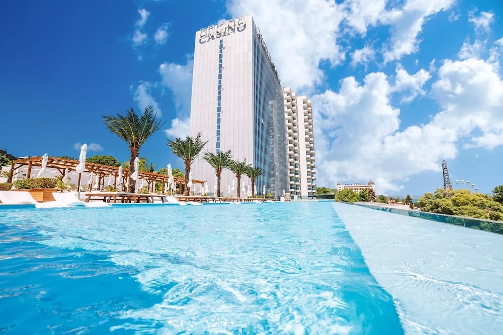 INTERNATIONAL Hotel Casino & Tower Suites — Swimming pool in Golden Sands, Varna Region