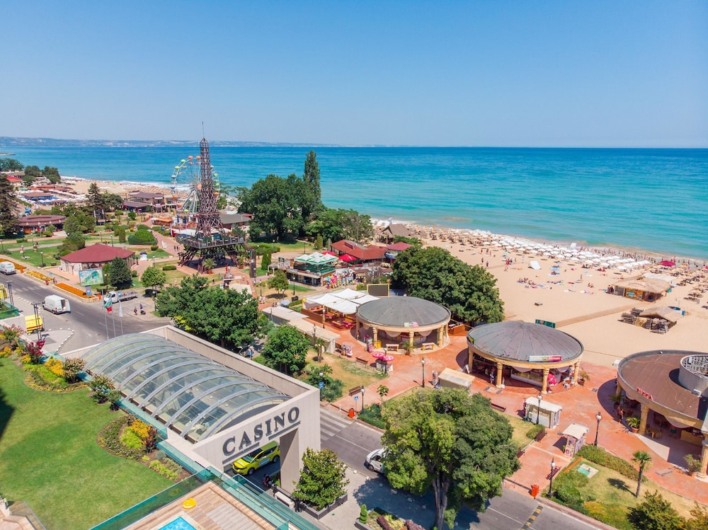 INTERNATIONAL Hotel Casino & Tower Suites — Beach in Golden Sands, Varna Region