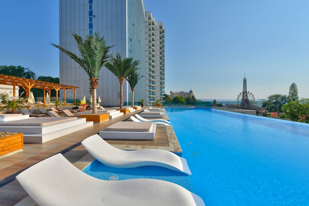 INTERNATIONAL Hotel Casino & Tower Suites — Swimming pool in Golden Sands, Varna Region