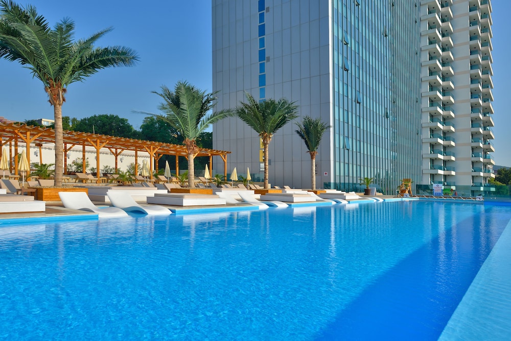 INTERNATIONAL Hotel Casino & Tower Suites — Swimming pool in Golden Sands, Varna Region