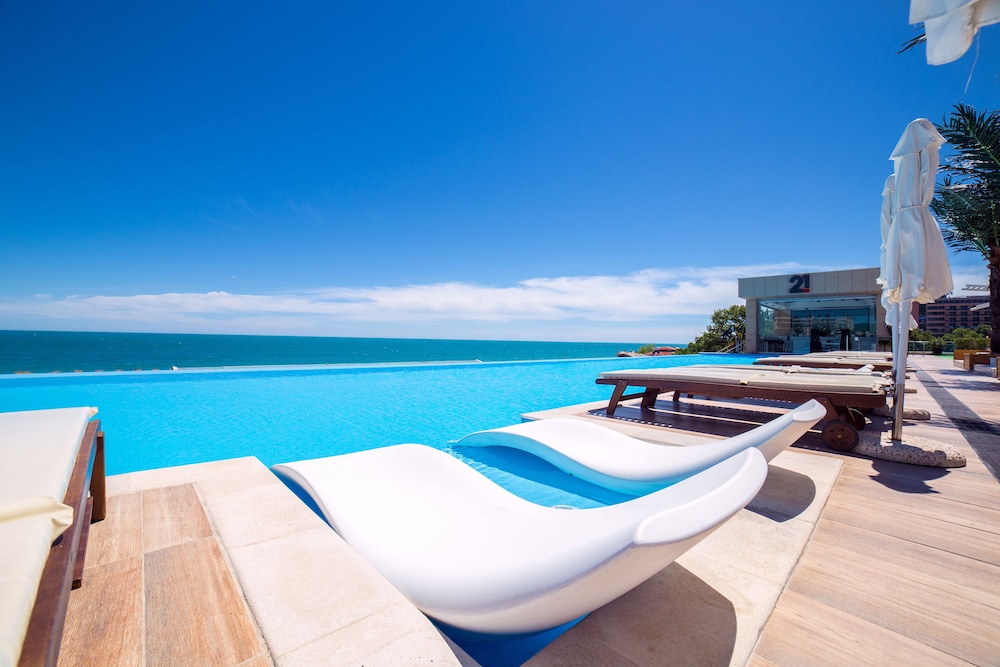 INTERNATIONAL Hotel Casino & Tower Suites — Swimming pool in Golden Sands, Varna Region