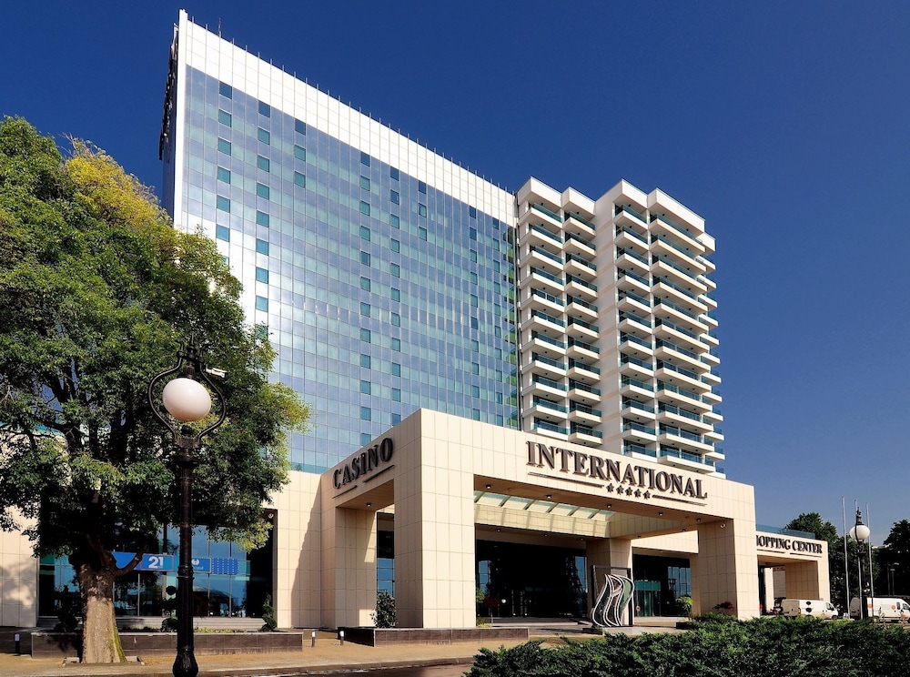 INTERNATIONAL Hotel Casino & Tower Suites — Hotel building in Golden Sands, Varna Region