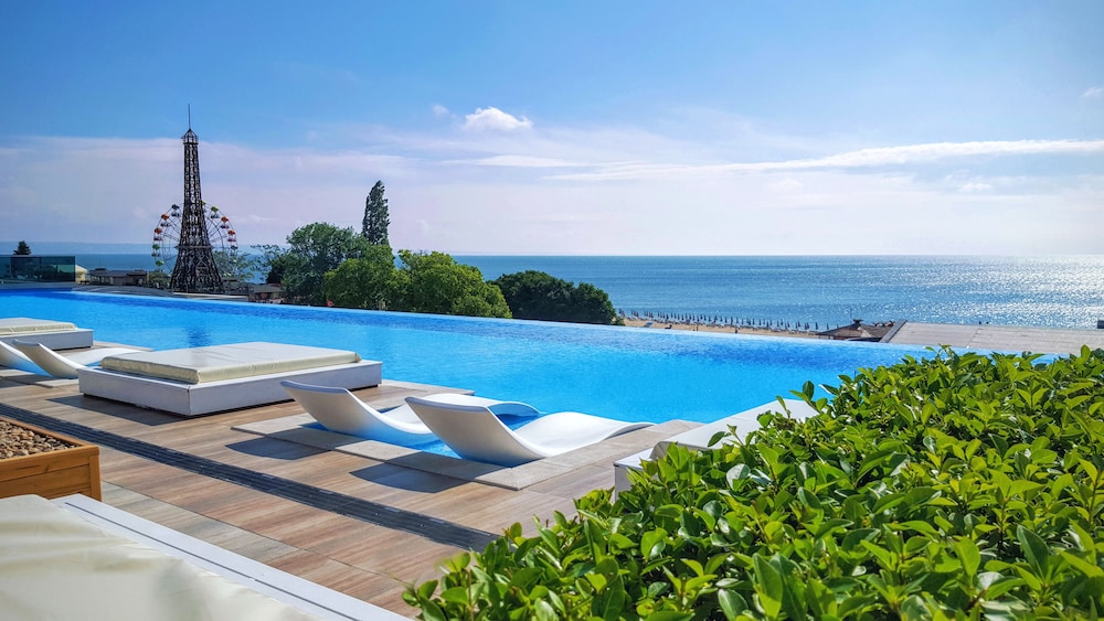 INTERNATIONAL Hotel Casino & Tower Suites — Swimming pool in Golden Sands, Varna Region