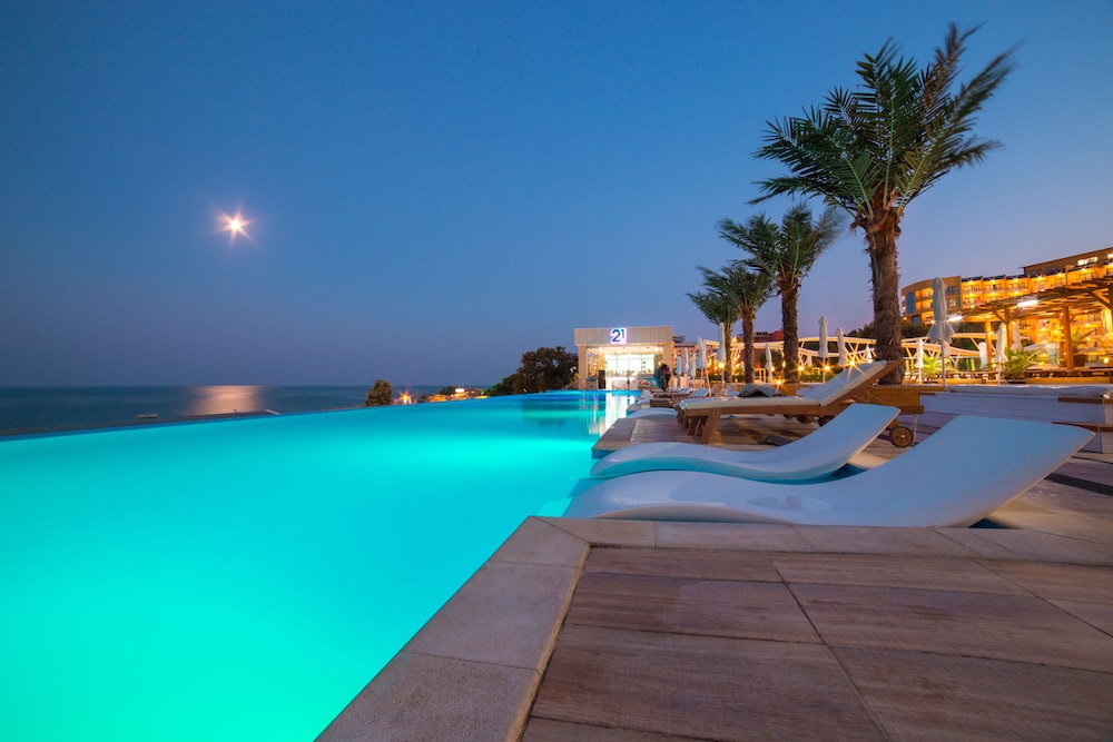 INTERNATIONAL Hotel Casino & Tower Suites — Swimming pool in Golden Sands, Varna Region