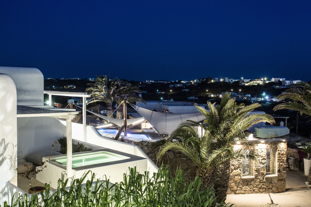 Ostraco Suites — Swimming pool in Mykonos Town, South Aegean