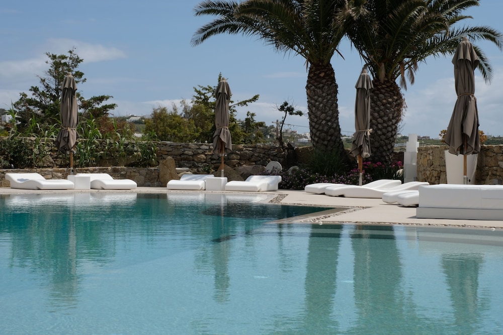 Ostraco Suites — Swimming pool in Mykonos Town, South Aegean