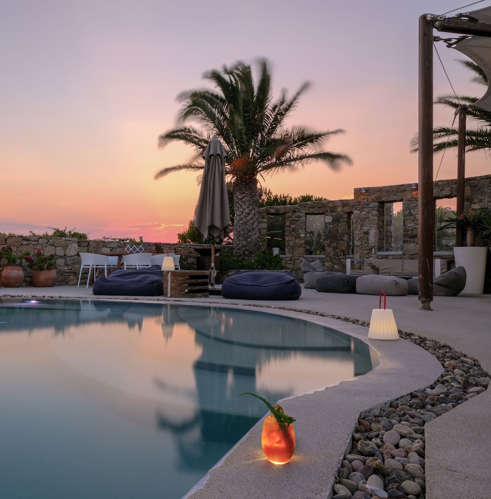 Ostraco Suites — Swimming pool in Mykonos Town, South Aegean