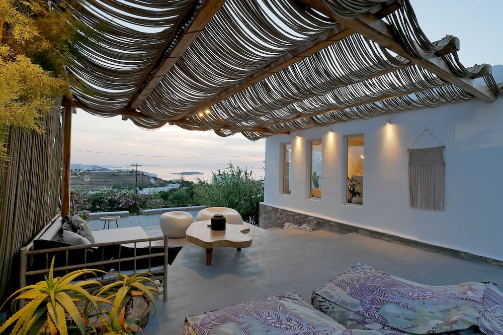 Ostraco Suites — Hotel building in Mykonos Town, South Aegean