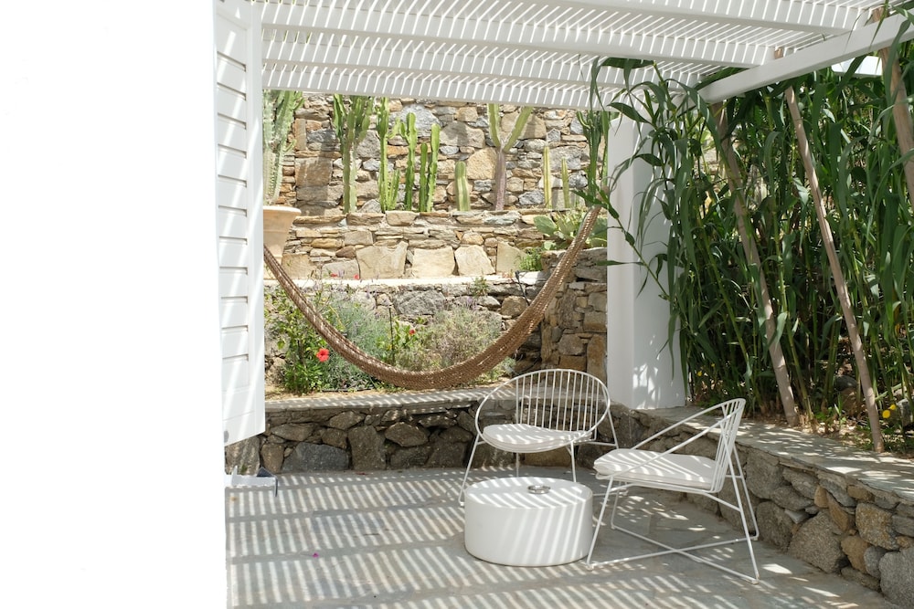 Ostraco Suites — Hotel building in Mykonos Town, South Aegean