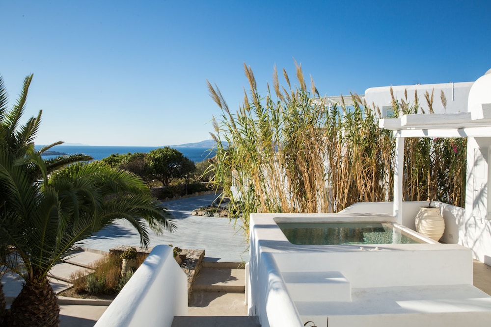 Ostraco Suites — Swimming pool in Mykonos Town, South Aegean