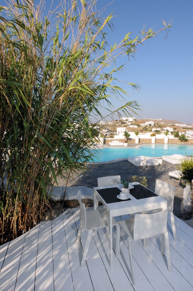 Ostraco Suites — Swimming pool in Mykonos Town, South Aegean