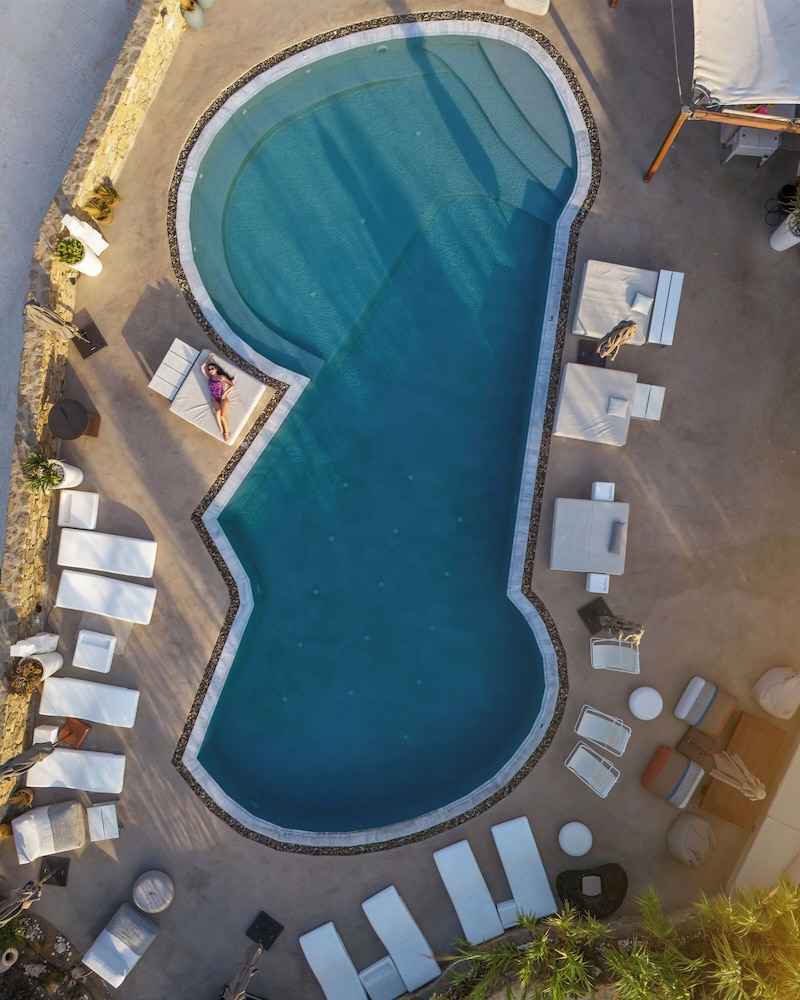 Ostraco Suites — Swimming pool in Mykonos Town, South Aegean