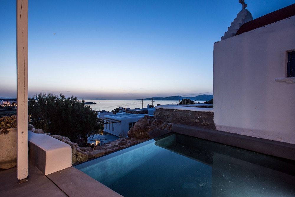 Ostraco Suites — Swimming pool in Mykonos Town, South Aegean