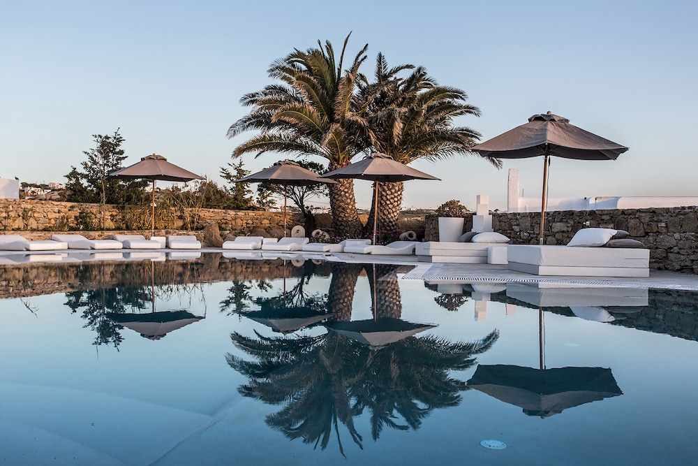 Ostraco Suites — Swimming pool in Mykonos Town, South Aegean