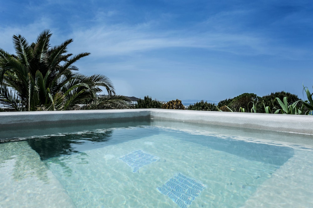 Ostraco Suites — Swimming pool in Mykonos Town, South Aegean