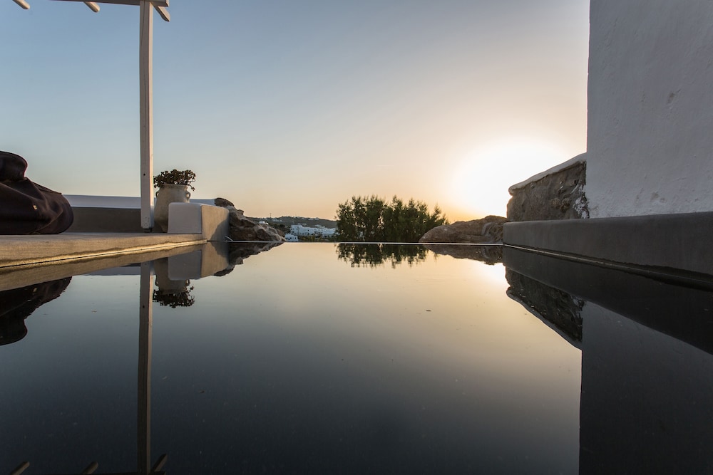 Ostraco Suites — Swimming pool in Mykonos Town, South Aegean