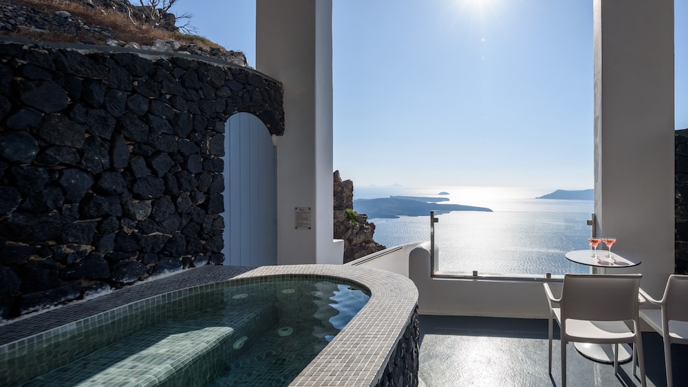 Pegasus Suites & Spa — Swimming pool in Imerovigli, South Aegean