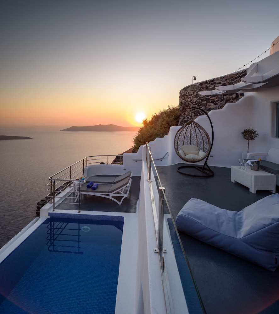 Pegasus Suites & Spa — Swimming pool in Imerovigli, South Aegean