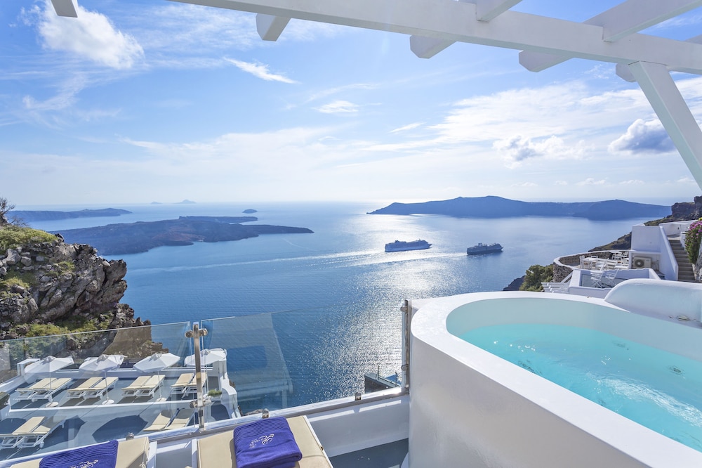Pegasus Suites & Spa — Swimming pool in Imerovigli, South Aegean