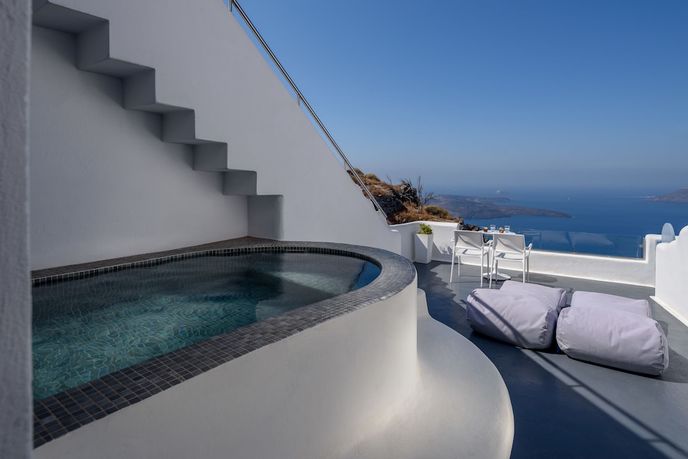 Pegasus Suites & Spa — Swimming pool in Imerovigli, South Aegean