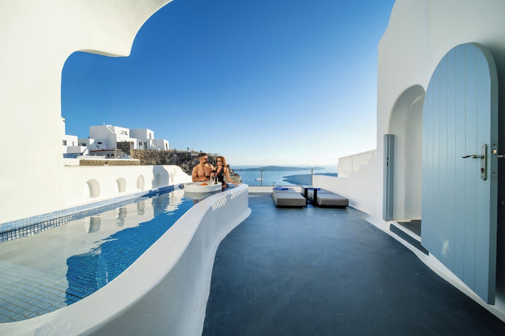 Pegasus Suites & Spa — Swimming pool in Imerovigli, South Aegean