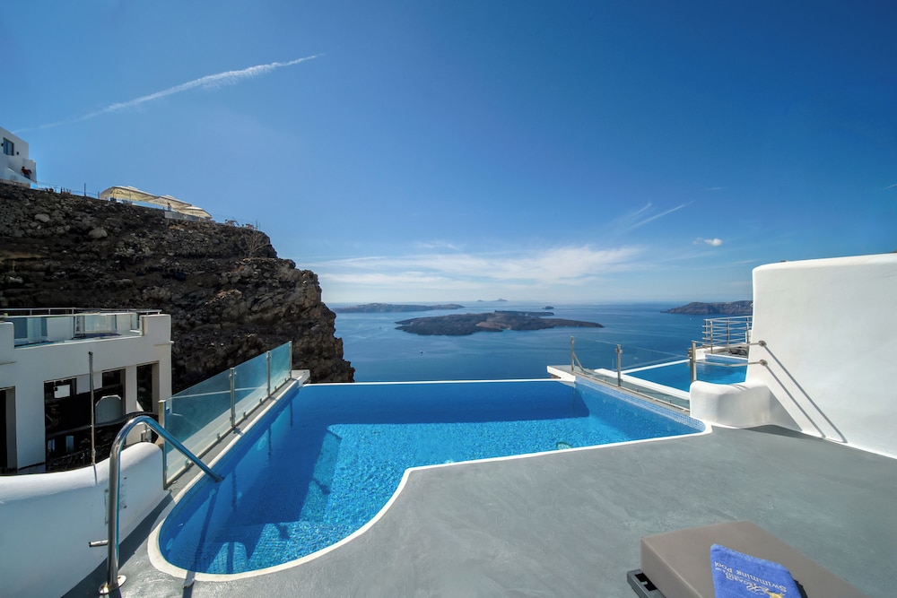 Pegasus Suites & Spa — Swimming pool in Imerovigli, South Aegean