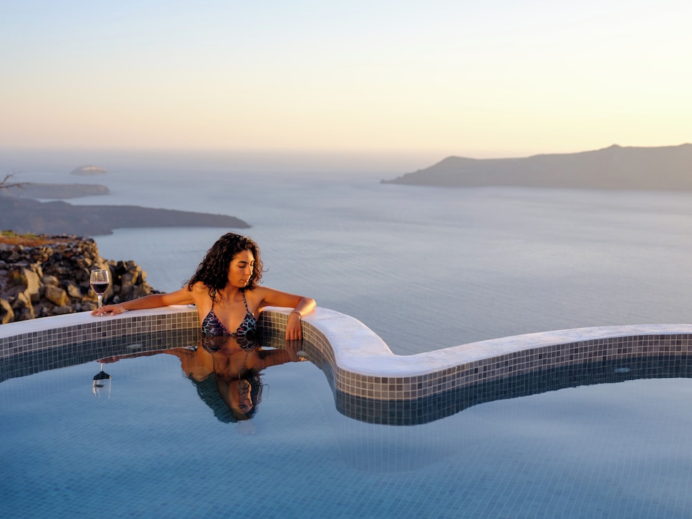 Pegasus Suites & Spa — Swimming pool in Imerovigli, South Aegean