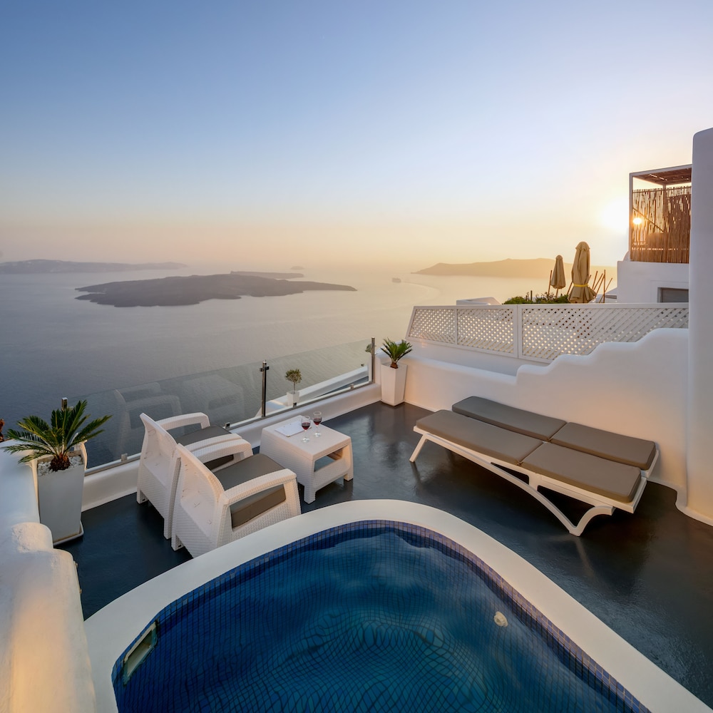 Pegasus Suites & Spa — Swimming pool in Imerovigli, South Aegean