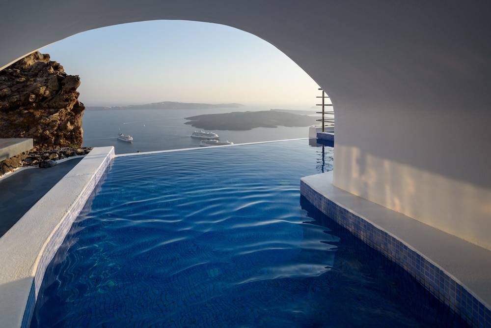 Pegasus Suites & Spa — Swimming pool in Imerovigli, South Aegean