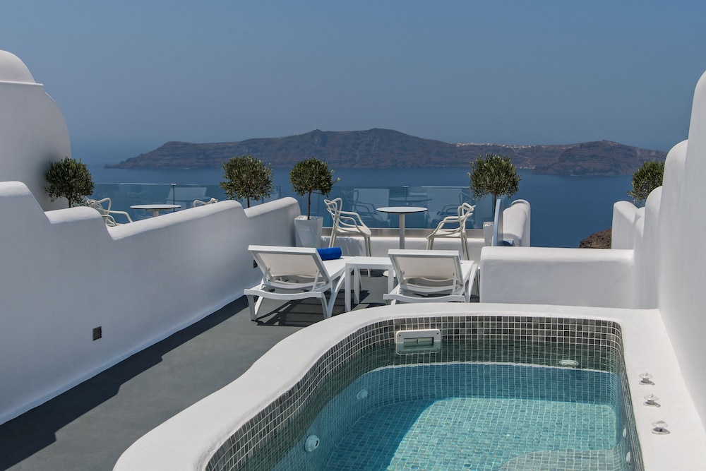 Pegasus Suites & Spa — Swimming pool in Imerovigli, South Aegean