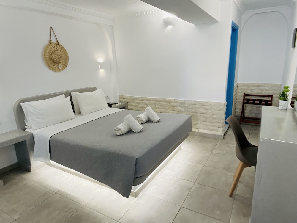 Perissa Bay — Hotel rooms in Perissa, South Aegean