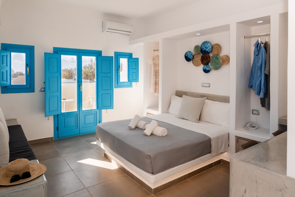 Perissa Bay — Hotel rooms in Perissa, South Aegean