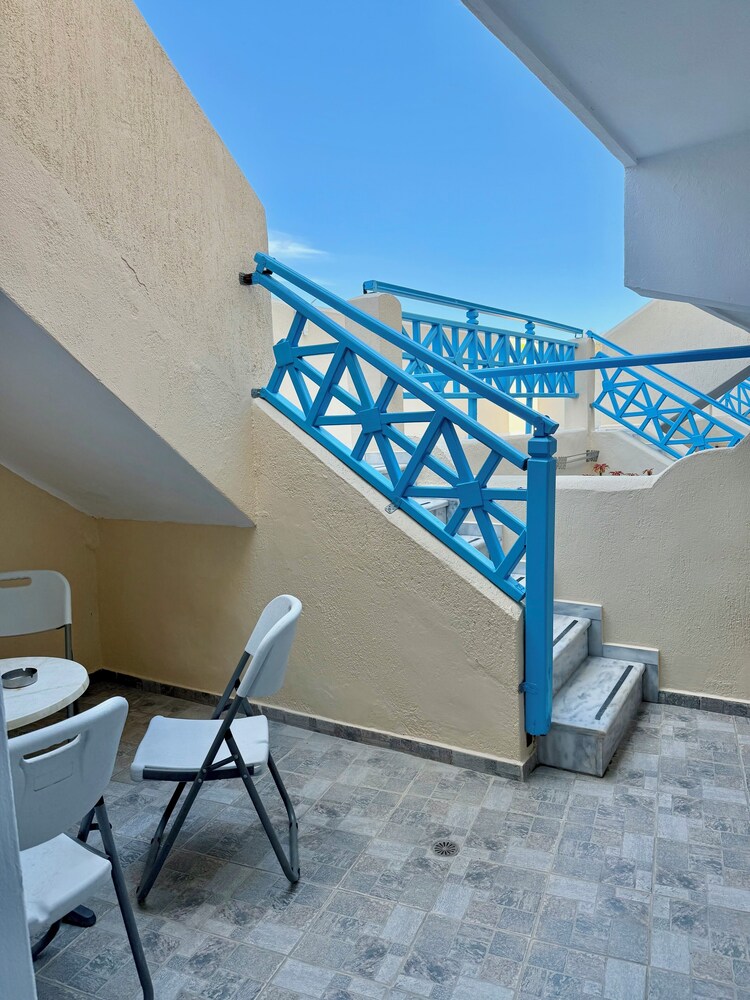 Perissa Bay — Hotel building in Perissa, South Aegean