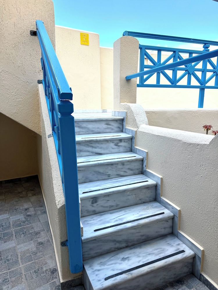 Perissa Bay — Hotel building in Perissa, South Aegean