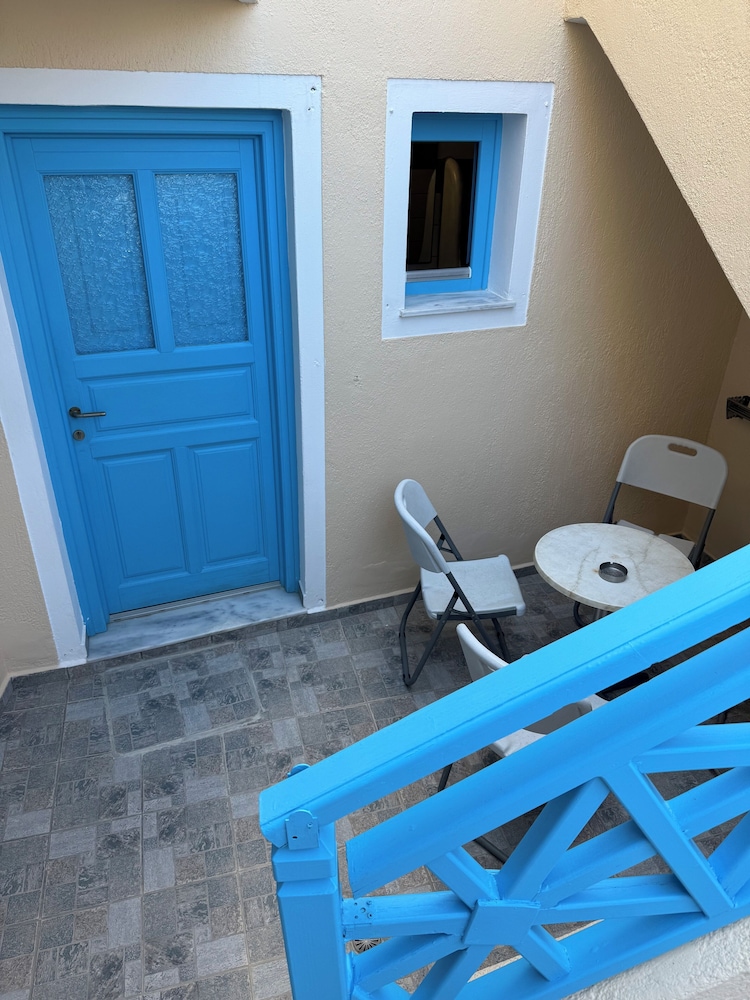 Perissa Bay — Hotel building in Perissa, South Aegean