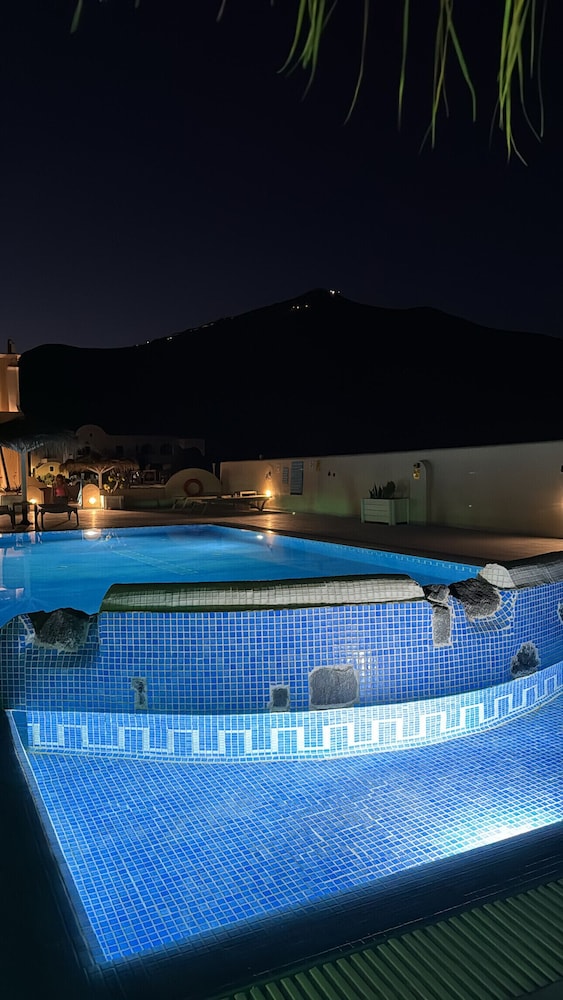 Perissa Bay — Swimming pool in Perissa, South Aegean