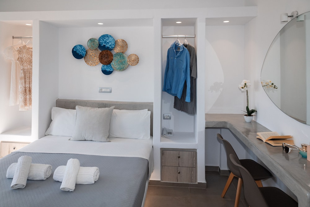 Perissa Bay — Hotel rooms in Perissa, South Aegean