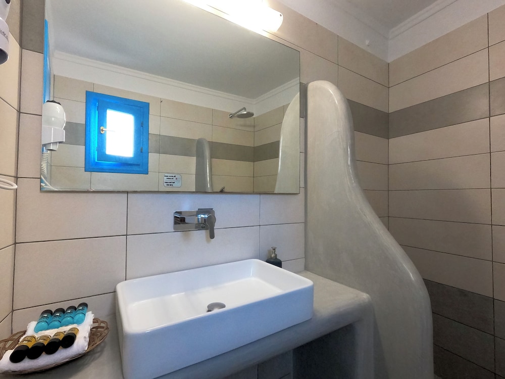 Perissa Bay — Hotel rooms in Perissa, South Aegean