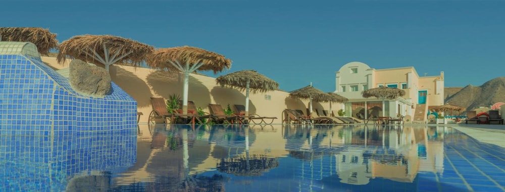 Perissa Bay — Swimming pool in Perissa, South Aegean