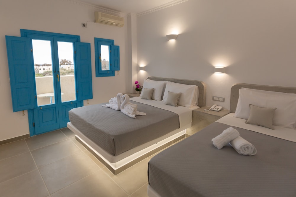 Perissa Bay — Hotel rooms in Perissa, South Aegean