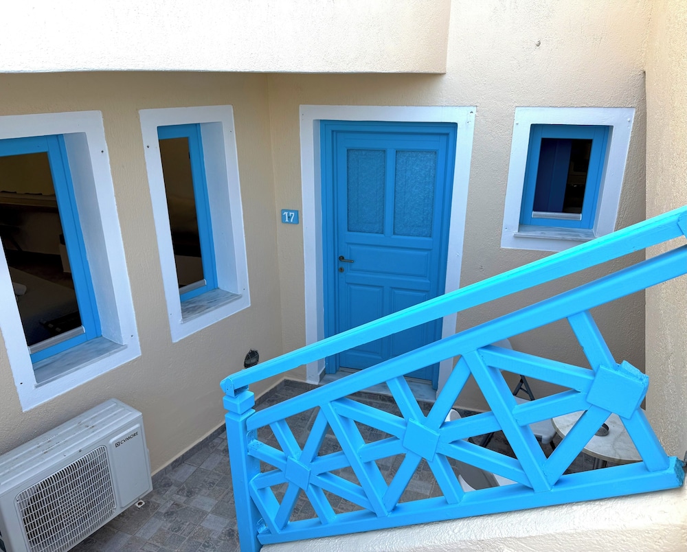 Perissa Bay — Hotel building in Perissa, South Aegean