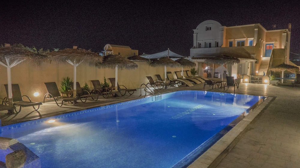 Perissa Bay — Swimming pool in Perissa, South Aegean