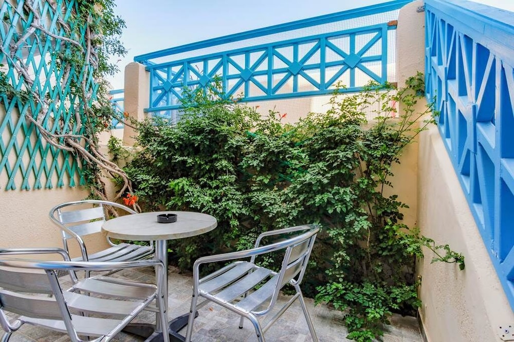 Perissa Bay — Hotel building in Perissa, South Aegean