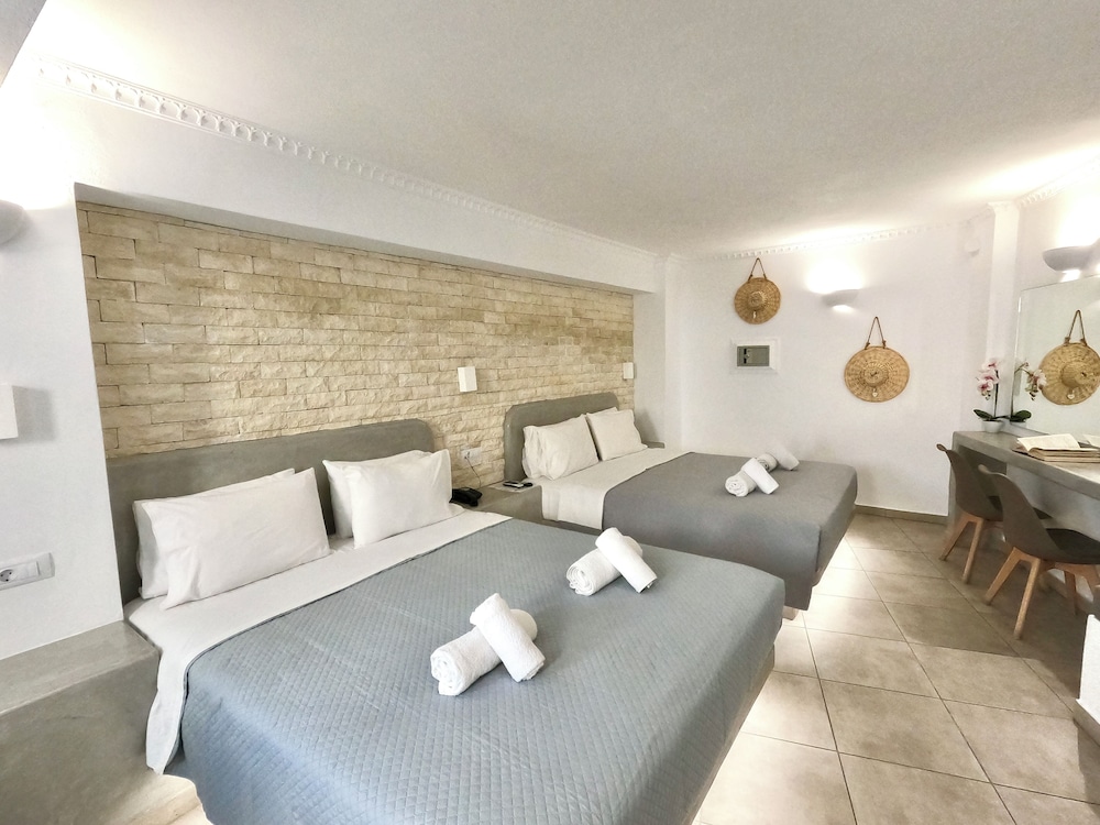 Perissa Bay — Hotel rooms in Perissa, South Aegean