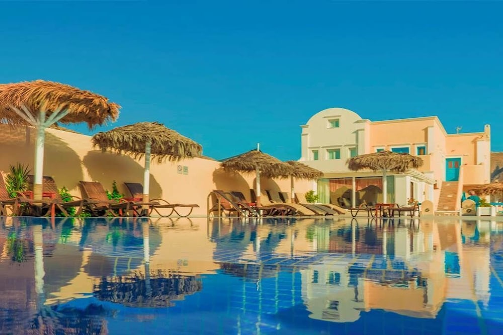Perissa Bay — Swimming pool in Perissa, South Aegean