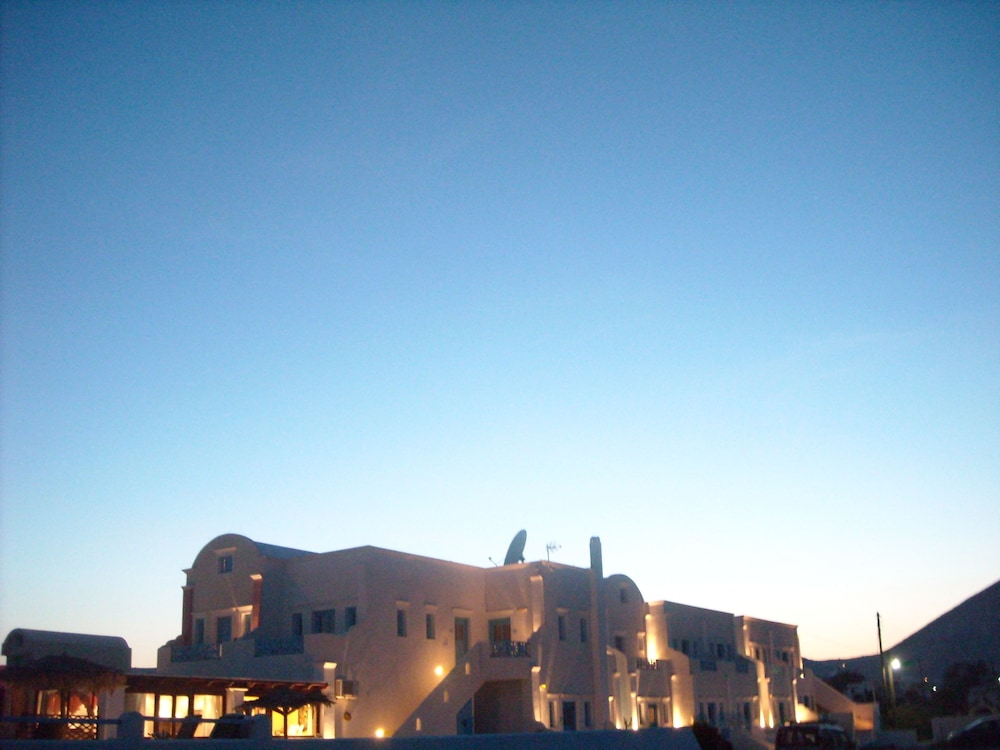 Perissa Bay — Hotel building in Perissa, South Aegean